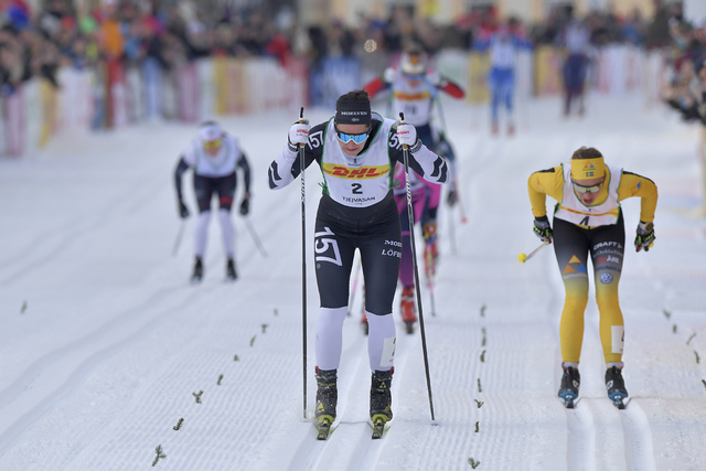 Britta Johansson Norgren (startnr. 2) vant Tjejvasan 2019, 30 km fra Oxberg til Mora lørdag 23. februar. Nr. 2 ble Lina Korsgren (startnr .4). Foto: Arrangøren