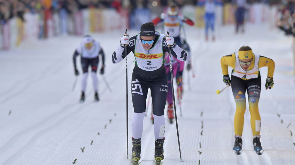 Britta Johansson Norgren (startnr. 2) vant Tjejvasan 2019, 30 km fra Oxberg til Mora lørdag 23. februar. Nr. 2 ble Lina Korsgren (startnr .4). Foto: Arrangøren
