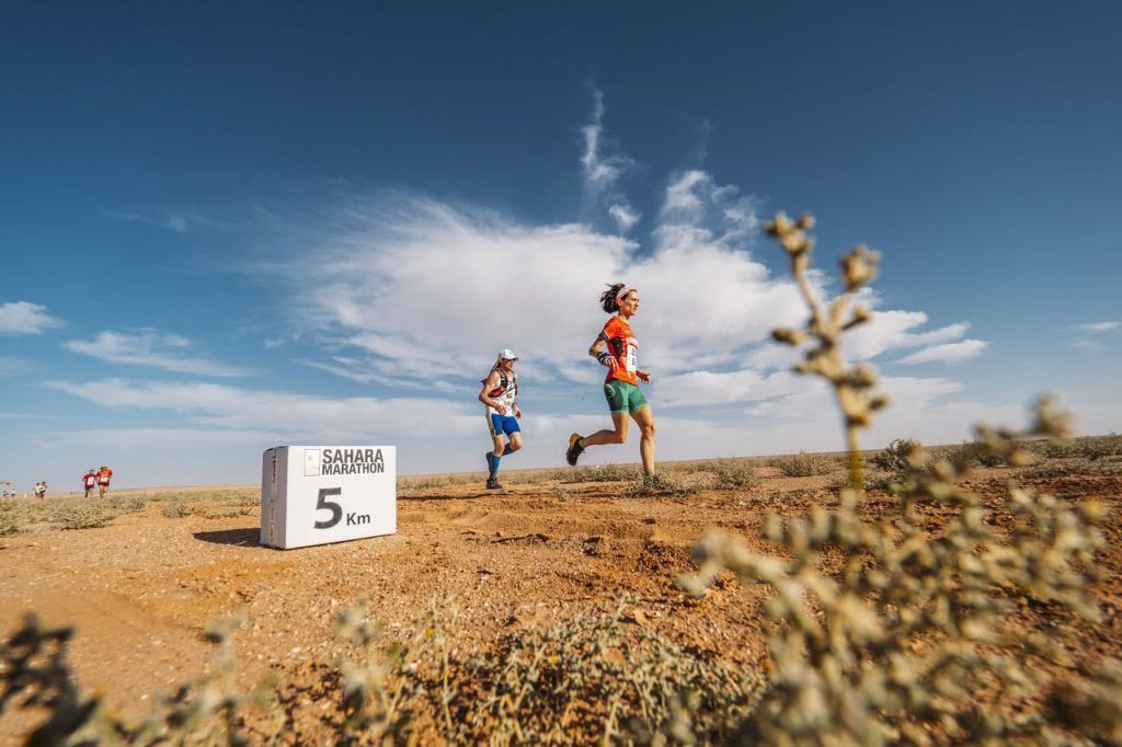 Ingressfoto: Spanske María Elena Frechilla Pérez som løp i 40 års klassen for kvinner, vant Sahara marathon 2017, tiden ble 3:51:46. Sahara Marathon