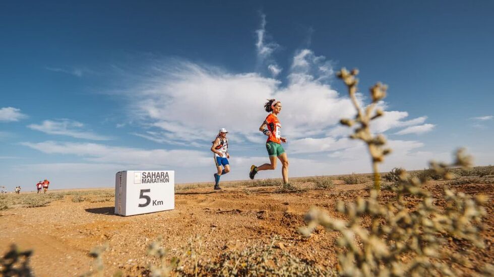 Ingressfoto: Spanske María Elena Frechilla Pérez som løp i 40 års klassen for kvinner, vant Sahara marathon 2017, tiden ble 3:51:46. Sahara Marathon