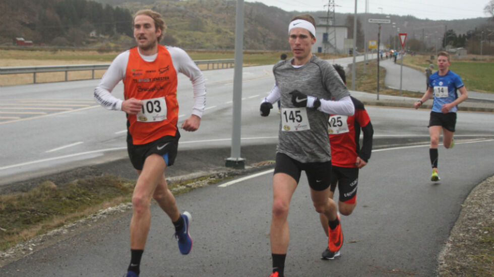 Thomas Asgautsen(103) og Marius Skeide Ruth i tet etter 2,5km løping. Foto: Kjetil Torgersen.