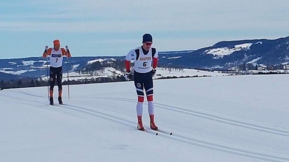 Jørgen Tellefsen  foran Anders Kampenhøy i Ringnesløpet på Gaupen lørdag. (Arrangørfoto)
