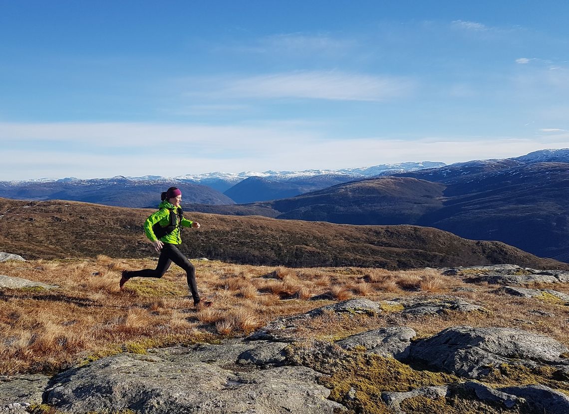 Glad i naturen: Margunn Bye Tøsdal liker å løpe i terrenget, og har NM terrengultra som sitt store mål i år. Foto: Privat