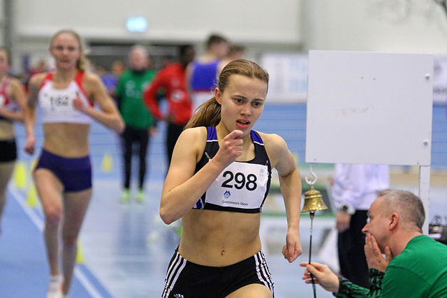 Det ringes for siste runde og Sigrid Bjørnsdatter Wahlberg har fått noen meter på Mille Eide Nyhus