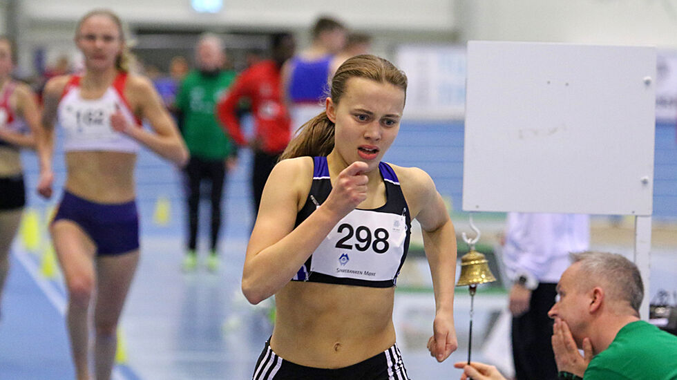 Det ringes for siste runde og Sigrid Bjørnsdatter Wahlberg har fått noen meter på Mille Eide Nyhus