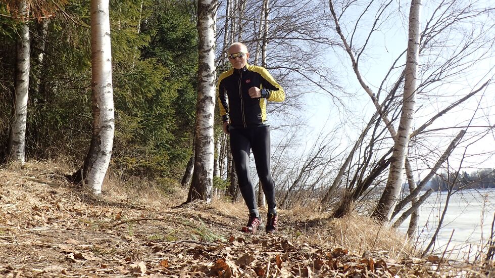 Motivasjonen er på topp når våren endelig melder sin anmarsj. Her fra en vårlig treningstur lags Glommastien på Årnes i fjor, mens isen ennå lå på elva. (Foto: Olav Engen)