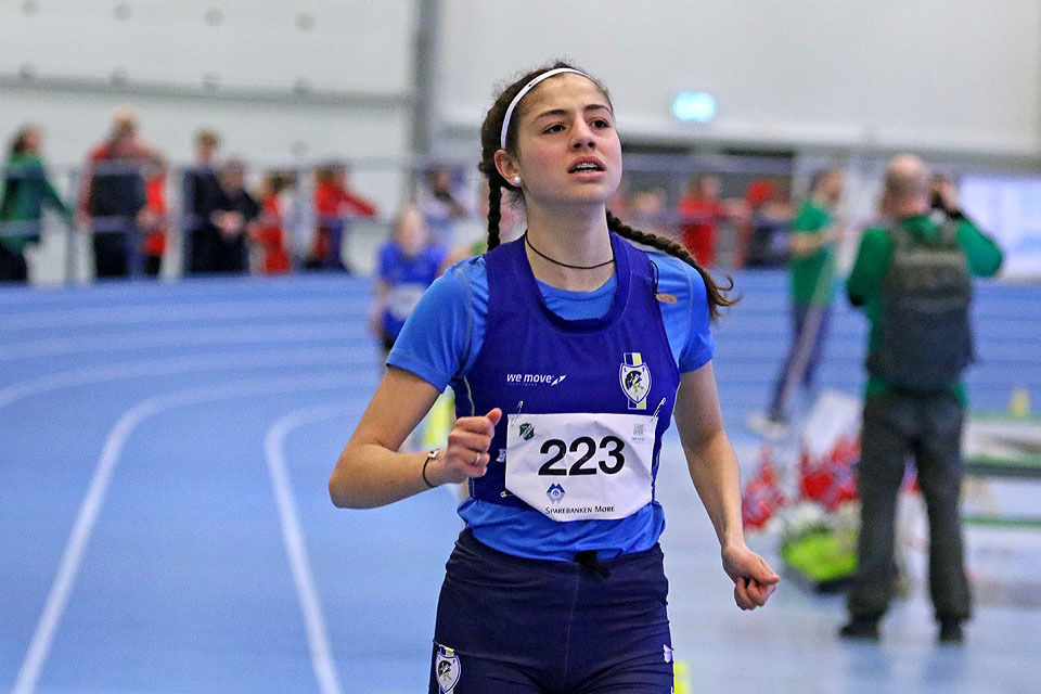 Anisa Buras fra Lillehammer IF går inn til UM-tittelen på 1500 meter