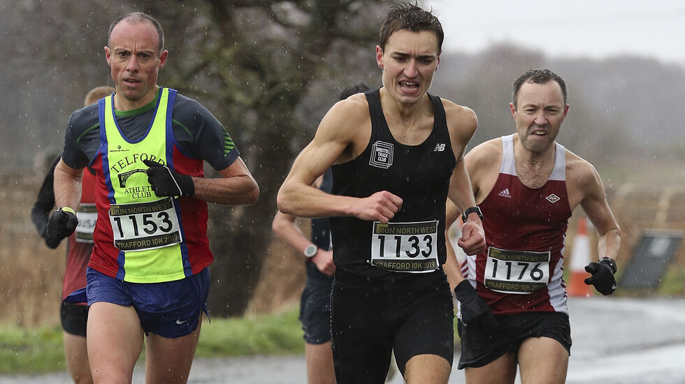 Bjørn Ivar Nilsen (til høyre) vant 40-årsklassen i Trafford 10k med 31.28. (Foto: Run North West) 