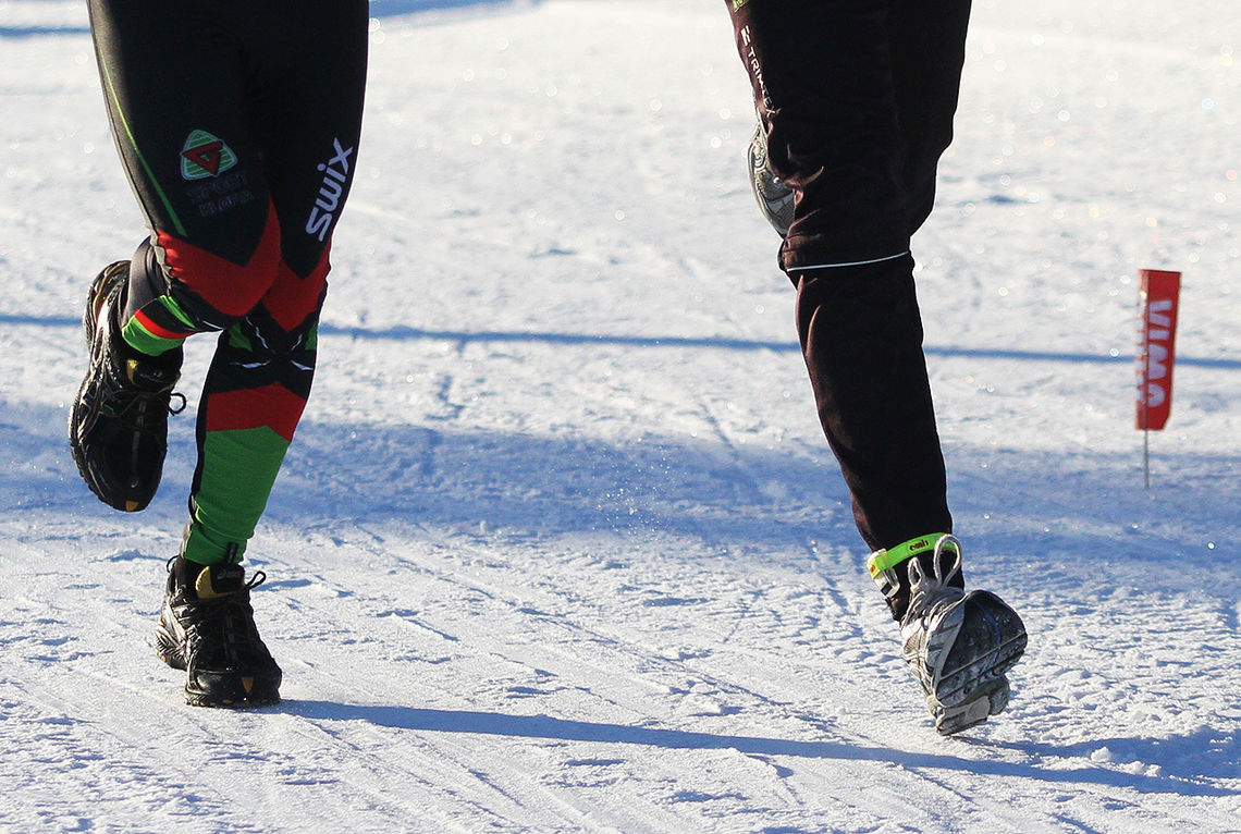 Fotsport i skiløypa. Og før det kommer hissige innlegg: dette bildet er tatt under NM i vintertriatlon der deltagerne hadde tillatelse til å både løpe og gå på ski i løypene. (Arkivfoto: Heming Leira)