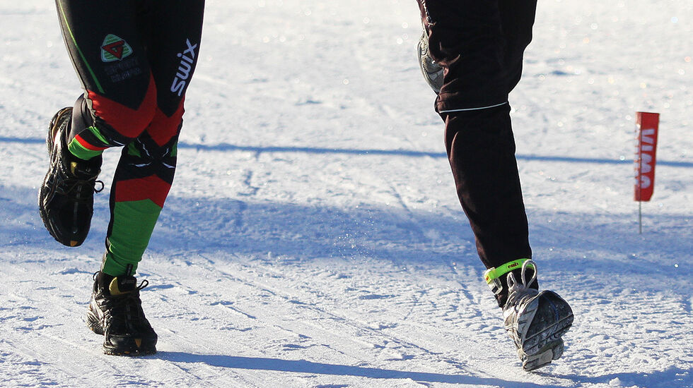 Fotsport i skiløypa. Og før det kommer hissige innlegg: dette bildet er tatt under NM i vintertriatlon der deltagerne hadde tillatelse til å både løpe og gå på ski i løypene. (Arkivfoto: Heming Leira)