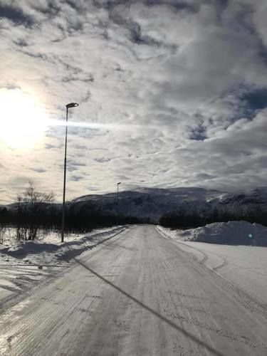 Gatelys ved krikegård Gatelys