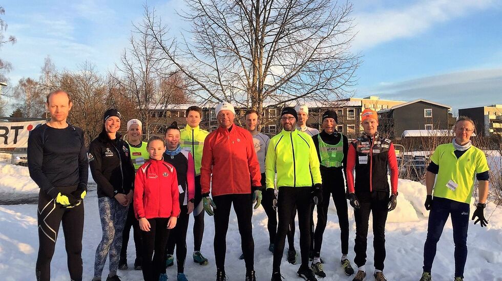 Vinterjoggere i vårsol ved Prestrudhallen onsdag kveld. (Arrangørfoto)