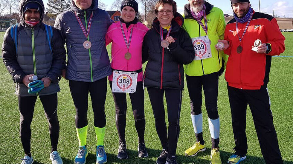 Fra Kråkstad og Jan Billys 6-timers. Vi ser bla. i rosa: Isabel Aarnes og ved siden av henne Marianne Følling og ytterst til høyre Jan Billy Aas.