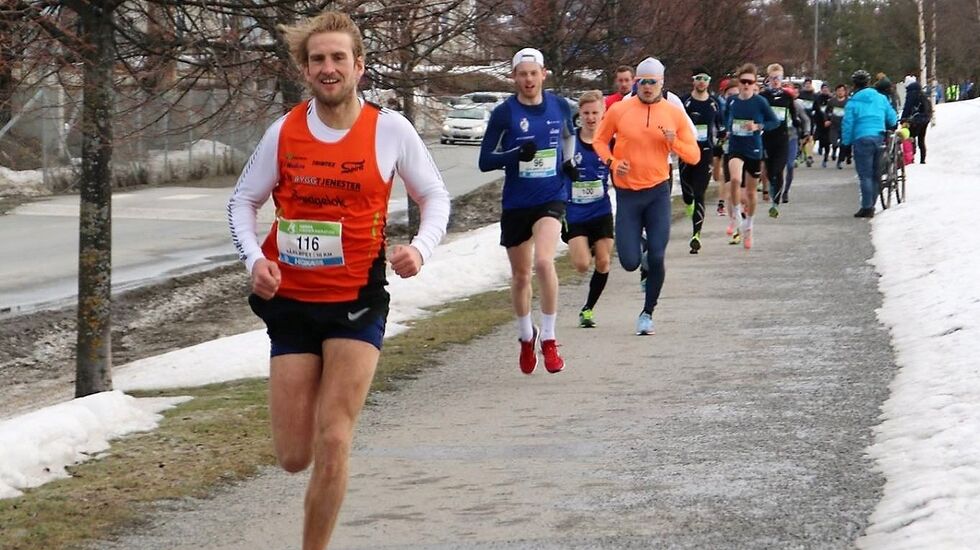 Thomas Asagutsen i forgrunnen rett etter start foran Simen Næss Berge søndag formiddag. (Arrangørfoto) 