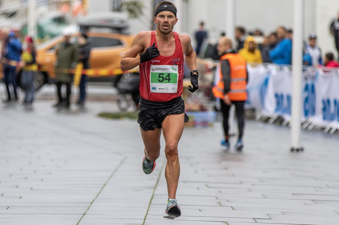Kristian Ulriksen løper her inn til pers på halvmaraton, på 1.08.53, i Bodø sist sommer. (Foto: Sylvain Cavatz) 