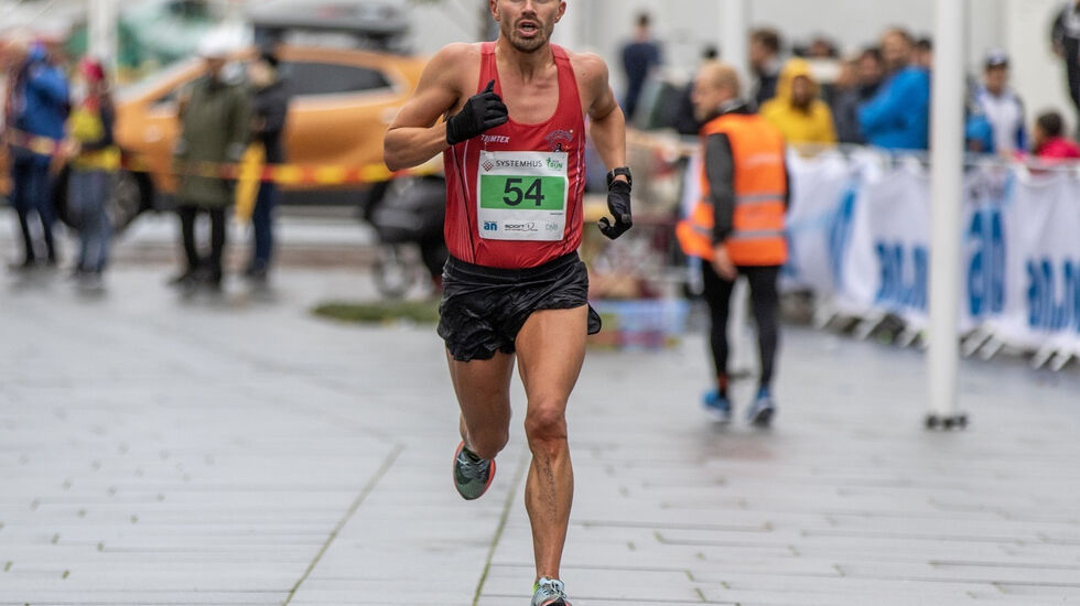 Kristian Ulriksen løper her inn til pers på halvmaraton, på 1.08.53, i Bodø sist sommer. (Foto: Sylvain Cavatz)