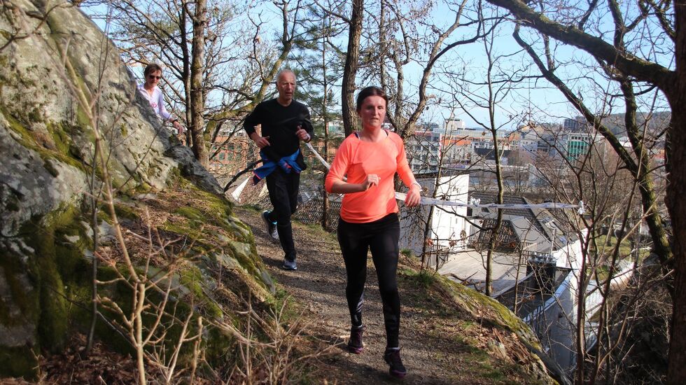 Det var en lang strøm av løpere på byens tak denne torsdagen. (Foto: Guri Sæterlid)