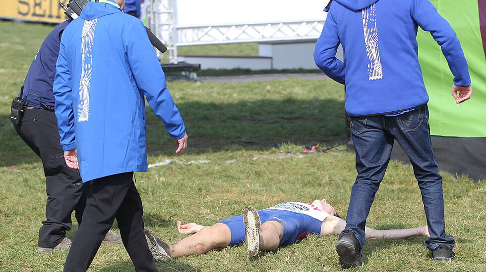 Jakob Ingebrigtsen gav alt og ble liggende lenge etter målpassering. (Foto: Kjell Vigestad) 