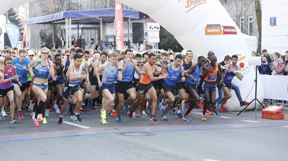 Fra starten av søndages Warszawa halvmaraton som gikk med i overkant av 10 000 deltagere hvorav 24 norske (Foto: Facebook/Maraton Warszawski)