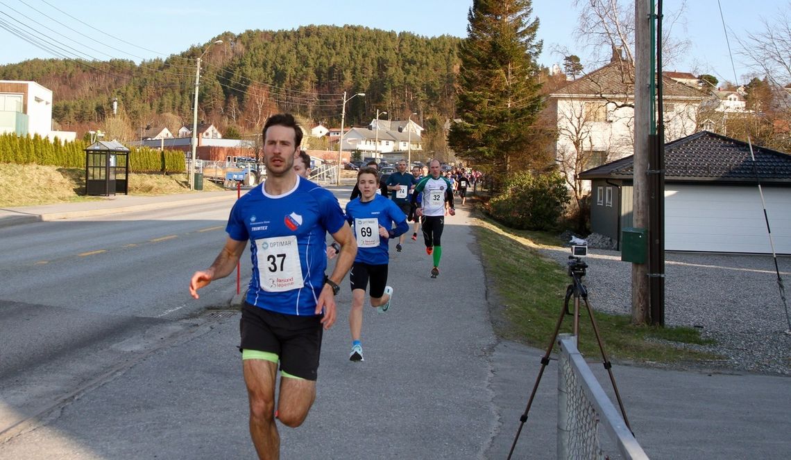 Marcus Megrund (37) var 13 sekund foran Kristian Nedregård (skimter bak) i mål. Ludvik Markussen Ytterdal (69) var igjen 42 sekund bak Marcus i mål. Foto: Sigbjørn Lerstad