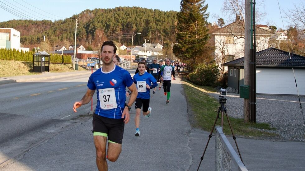 Marcus Megrund (37) var 13 sekund foran Kristian Nedregård (skimter bak) i mål. Ludvik Markussen Ytterdal (69) var igjen 42 sekund bak Marcus i mål. Foto: Sigbjørn Lerstad