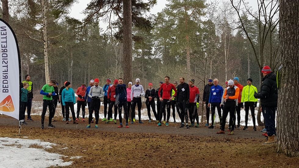 Drøyt 30 på start ved den gamle campingplassen ved Jernbanemuséet onsdag. (Foto: Håkon Amb)