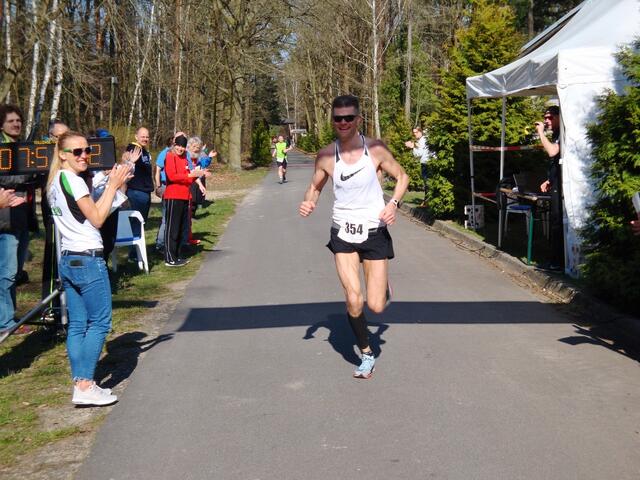 Terje Sandness løper inn til seier på 100 km i Tyskland. (Arrangørfoto)