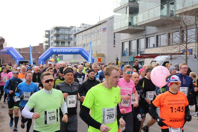 Løpsfest i Holmestyrand. Her med løpere i området med 1:45-ballongen på halvmaraton. (Foto: Geir Einar Flathen)