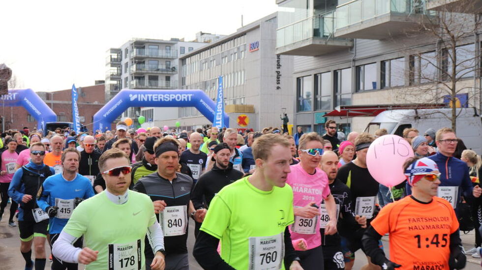Løpsfest i Holmestyrand. Her med løpere i området med 1:45-ballongen på halvmaraton. (Foto: Geir Einar Flathen)