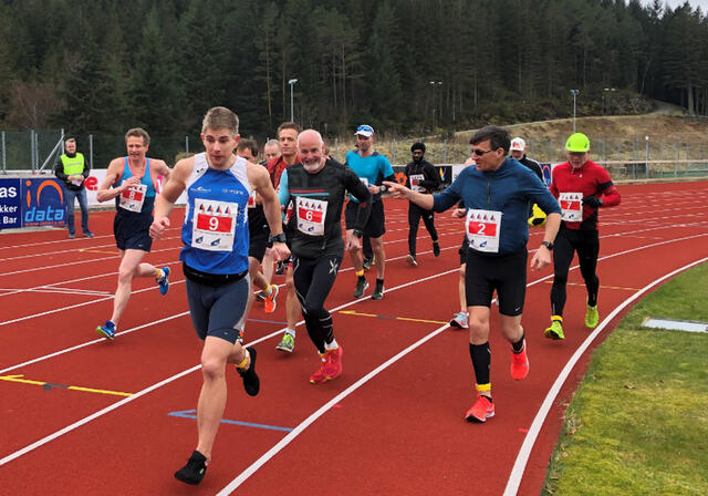 Her ser vi maratonfeltet leggje ut frå start under Rett Vest i 2019. (Foto: Jan Grov)