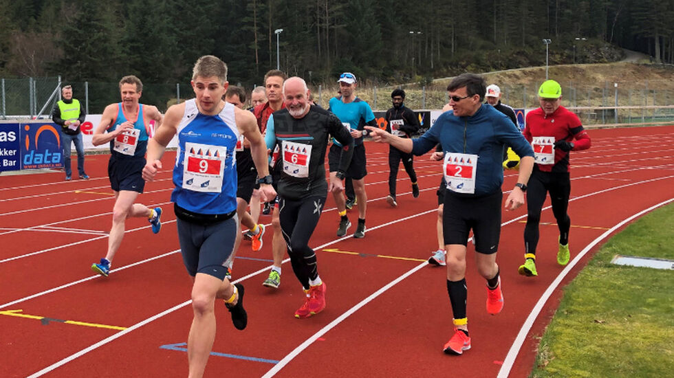 Her ser vi maratonfeltet leggje ut frå start under Rett Vest i 2019. (Foto: Jan Grov)