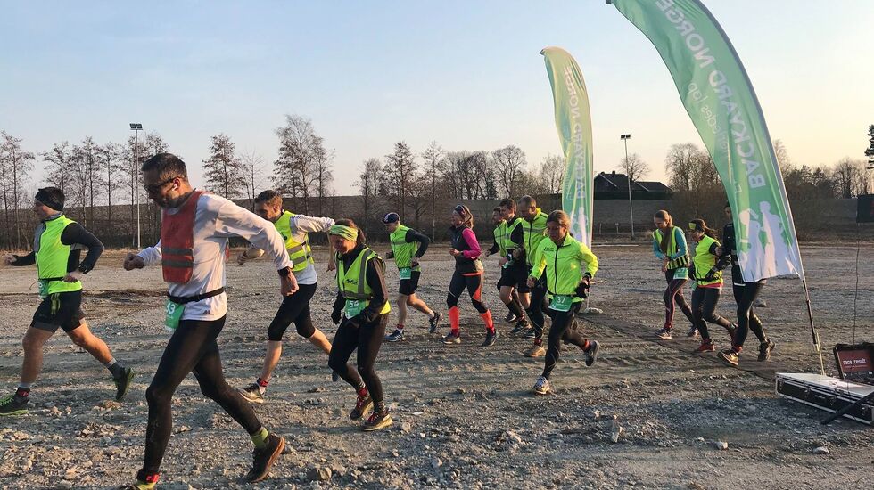 Starten på den 11. av 12 runder, løperne nærmer seg 70 løpte kilometer. (Arrangørfoto)