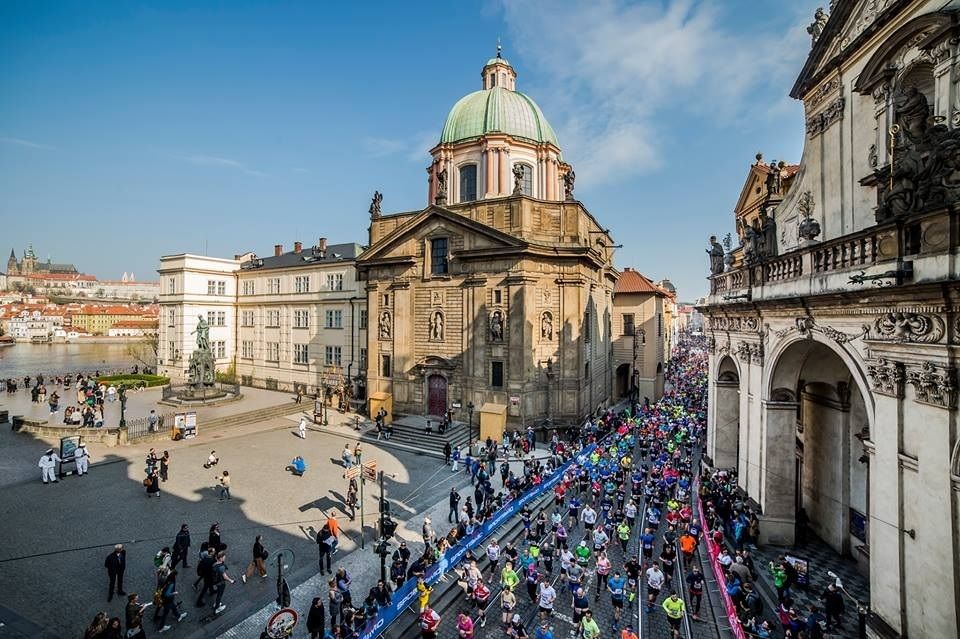 Fra årets Praha halvmaraton, et løp som har start og mål ved Jan Palach-plassen i gamlebyen og som går i en løype uten større høydeforskjeller langs elva Vltavas (Moldaus) bredder (Foto: RunCzech/Facebook).