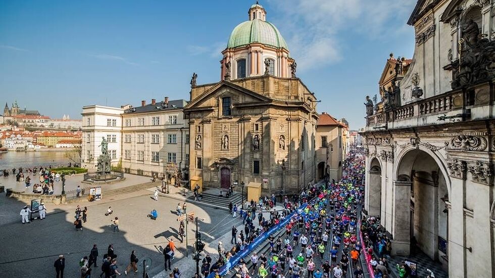 Fra årets Praha halvmaraton, et løp som har start og mål ved Jan Palach-plassen i gamlebyen og som går i en løype uten større høydeforskjeller langs elva Vltavas (Moldaus) bredder (Foto: RunCzech/Facebook).