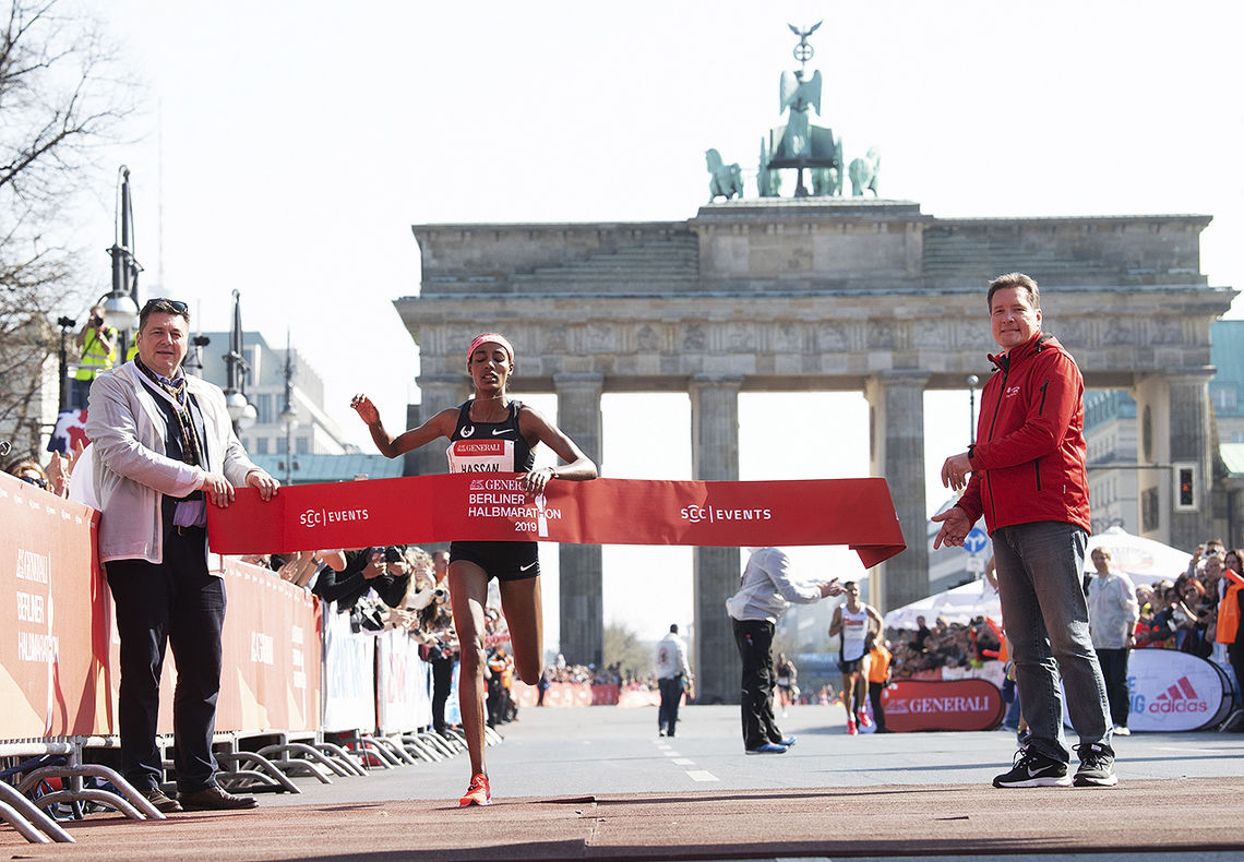 Sifan Hassan fra Nederland løp inn til seier og løyperekord i Berlin Halvmaraton. (Foto: SCC EVENTS / Camera4)