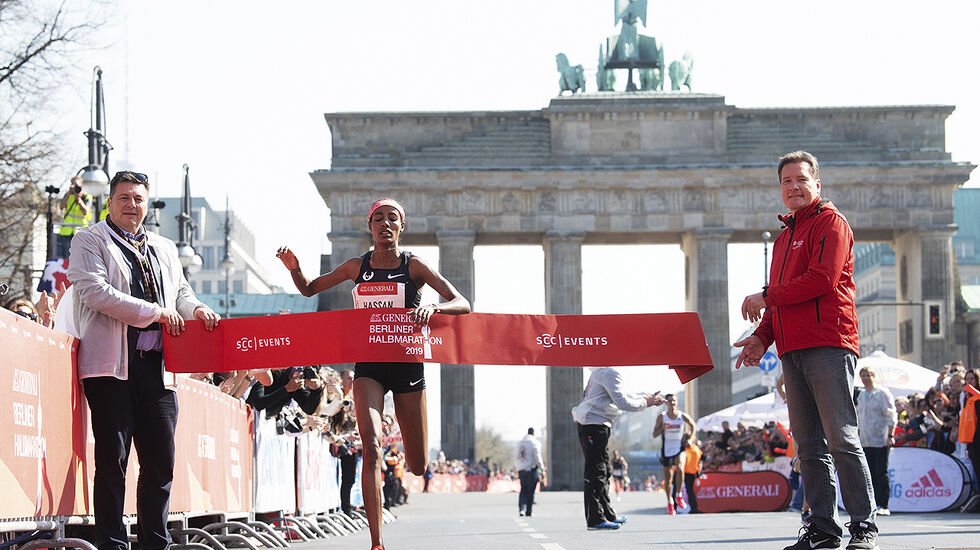 Sifan Hassan fra Nederland løp inn til seier og løyperekord i Berlin Halvmaraton. (Foto: SCC EVENTS / Camera4)