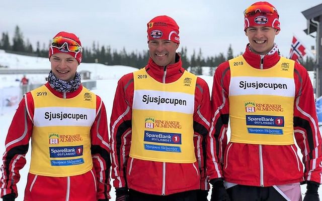 Tre blad Nordaas fra Strandbygda IL i gule ledertrøyer etter årets sesongfinale på Natrudstilen (fra venstre): Sigurd, Svein og Audun. (Foto fra Strandbygda IL's facebookside)