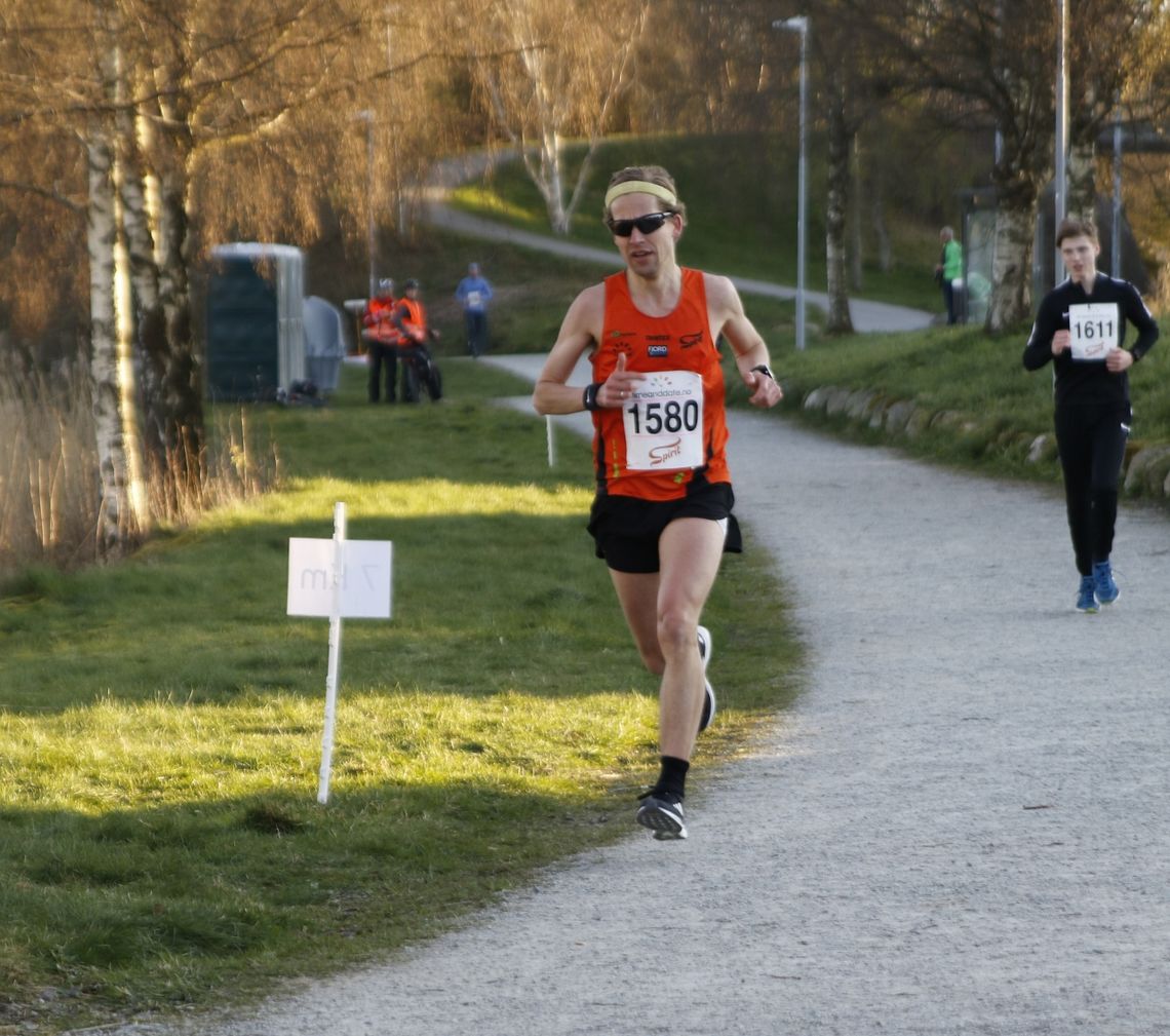 Erlend Aano vant halvmaraton på 1:17:07. (Foto: Turid Veggeland)