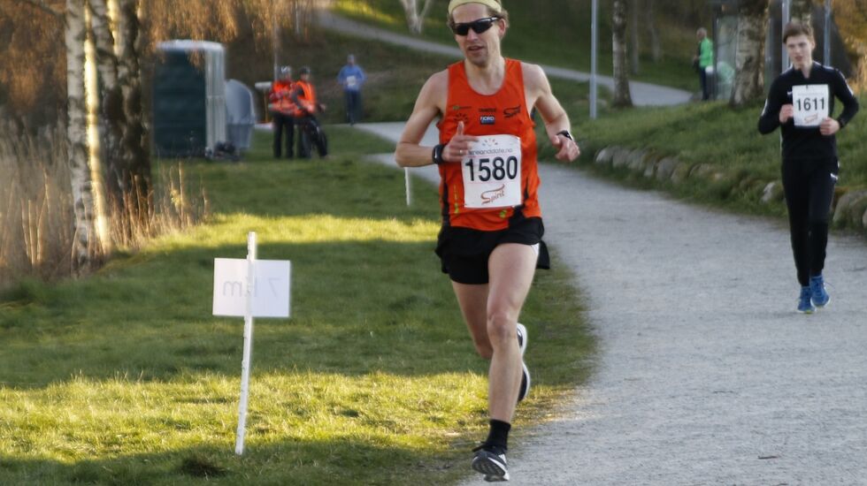 Erlend Aano vant halvmaraton på 1:17:07. (Foto: Turid Veggeland)