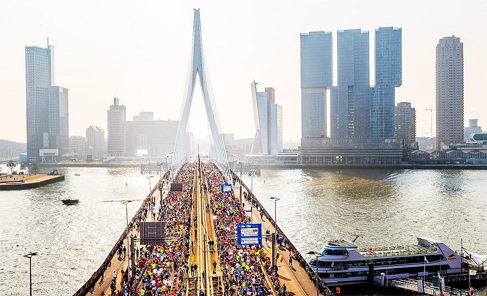I Rotterdam Marathon får deltakerne løpe over den velkjente Erasmus-brua to ganger. (Foto: arrangøren) 