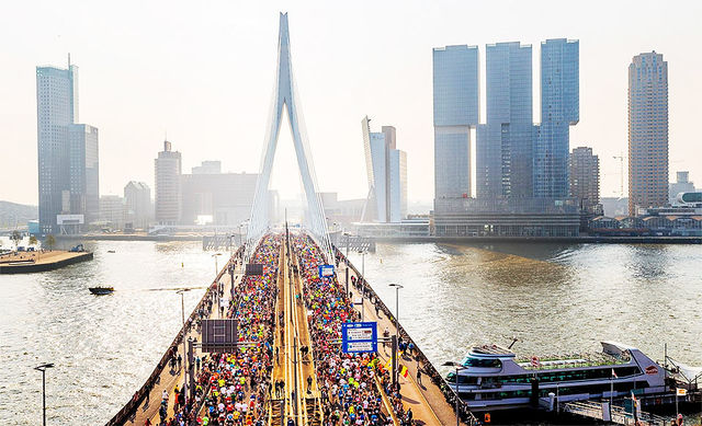 I Rotterdam Marathon får deltakerne løpe over den velkjente Erasmus-brua to ganger. (Foto: arrangøren)