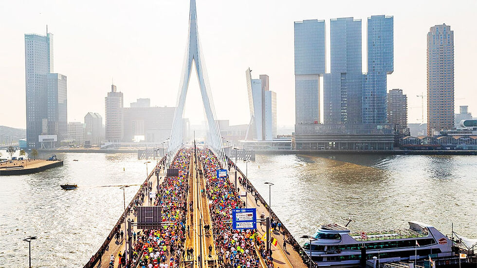 I Rotterdam Marathon får deltakerne løpe over den velkjente Erasmus-brua to ganger. (Foto: arrangøren)