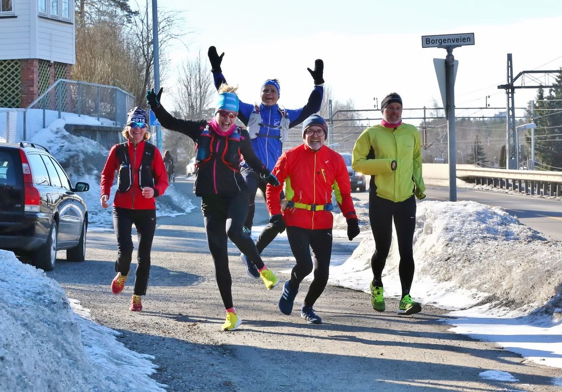 Glade Påskeharer på vei fra Ski til Sandvika i 2018, her ved Borgenveien på Kolbotn. (Foto:Bjørn Hytjanstorp)