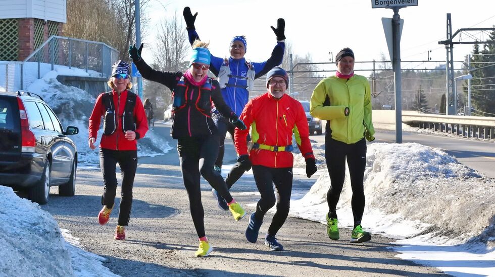 Glade Påskeharer på vei fra Ski til Sandvika i 2018, her ved Borgenveien på Kolbotn. (Foto:Bjørn Hytjanstorp)