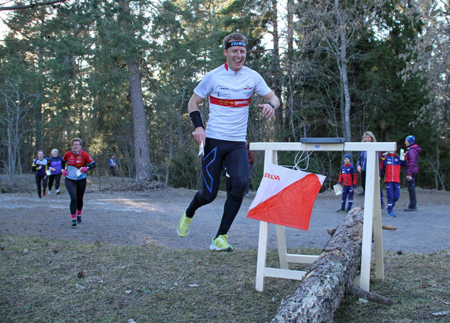 Det var tett med løpere på Oppsals løp i Oslo City Cup. (Foto: Bjørn Hauge)