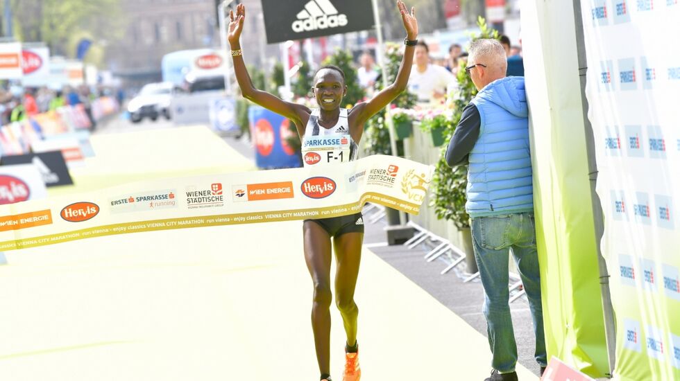 Nancy Kiprop løp inn til seier og løyperekord i Wien. (Foto: VCM / Leo Hagen)