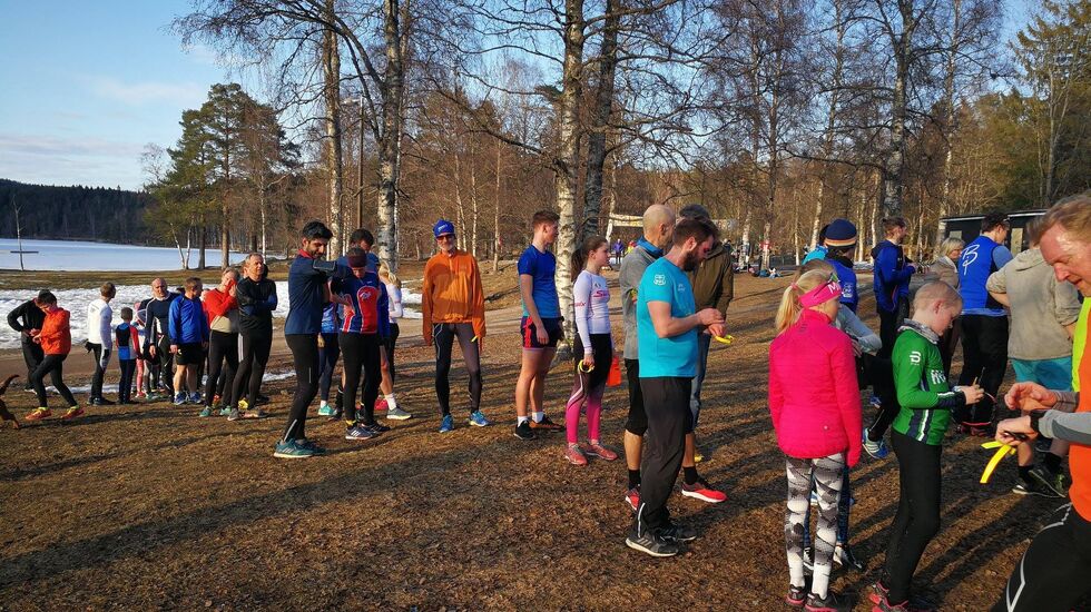 Det var stort oppmøte og mange som ville registrere seg for å løpe årets første løp i Sognsvann Rundt Medsols. (Atrrangørfoto)