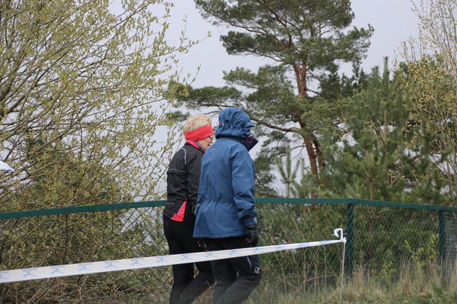 Litt ufyselig vær med snøbyger da terrengløpskarusellen startet 11. april. (Foto: Guri Sæterlid)