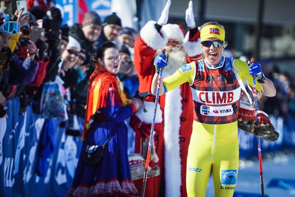 Astrid Øyre Slind jubler for seieren i Ylläs-Levi. (Foto: Visma Ski Classics)