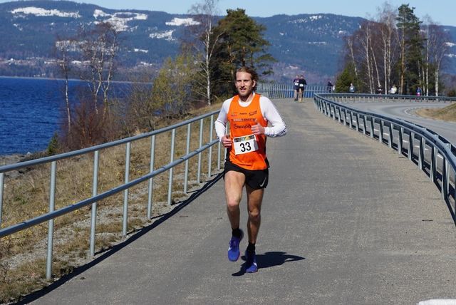 Thomas Asgautsen løp raskest av alle langs Mjøsa palmesøndag. (Foto: Bjørn Saksberg)